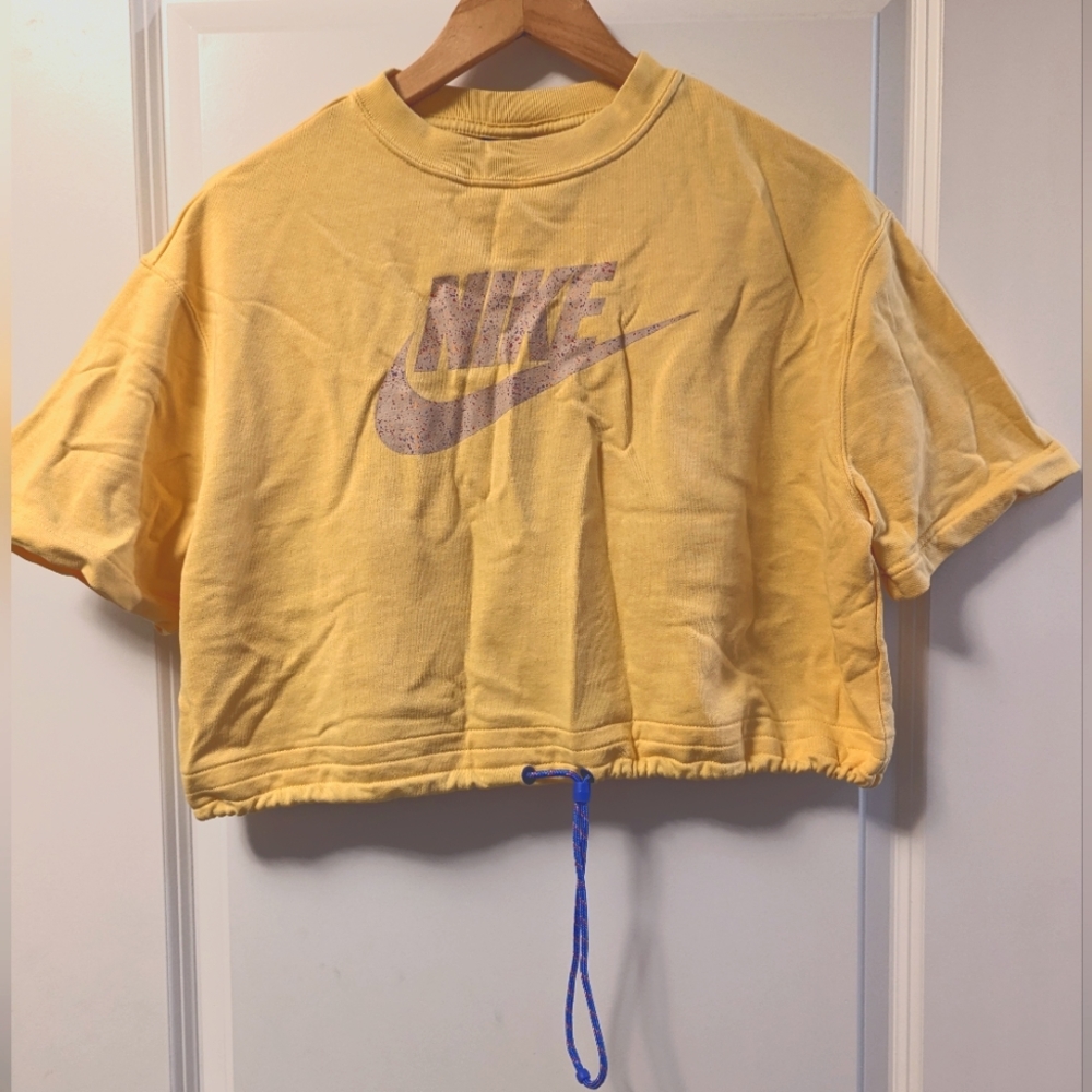 NWOT Nike Cropped Boxy Tee with Cinched Waist (Size M)